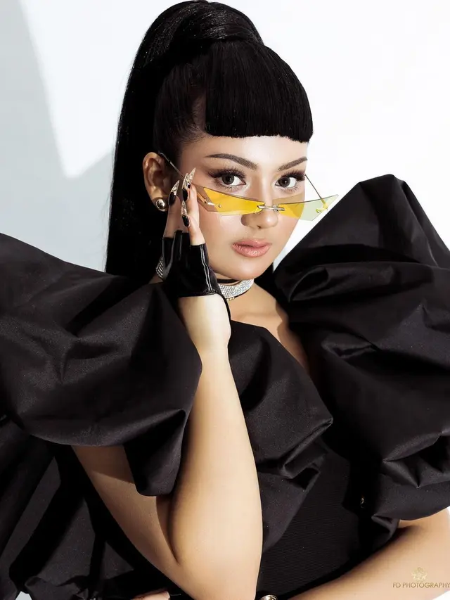 Gaya 10 Selebriti saat Pemotretan Bertema All Black, Tampil Elegan