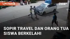 Bapak-bapak di kawasan Sungai Siring, Samarinda, melemparkan stick line ke  mobil travel. Dia bermaksud menyeberangkan siswa sekolah