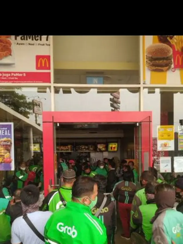 6 Potret Driver Ojek Online Penuhi McDonald's untuk Beli BTS Meal, Bak Lagi Demo