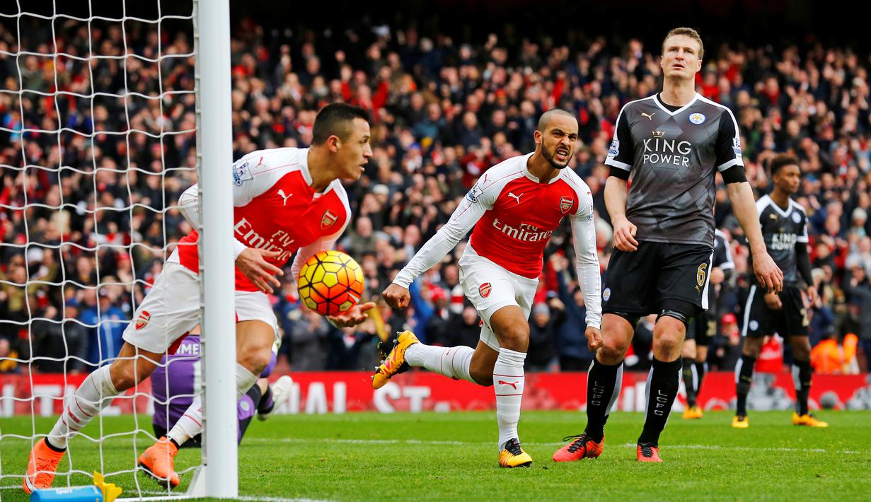 Ekspresi striker Arsenal, Theo Walcott (tengah), setelah mencetak gol ke gawang Leicester City dalam laga Liga Inggris di Stadion Emirates, London, Minggu (14/2/2016). (Reuters/Darren Staples)