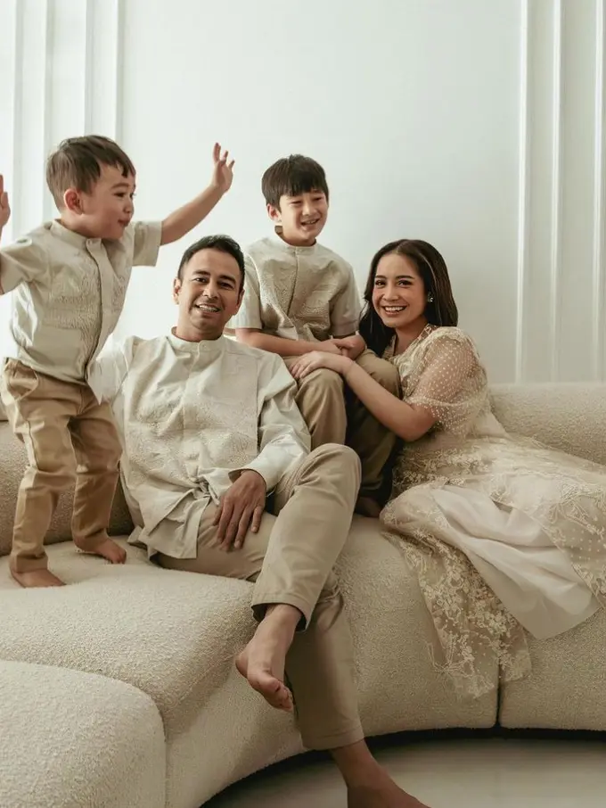 Adu Gaya Baju Lebaran Keluarga Nagita Slavina dan Nikita Willy. [@hakimsatriyo]