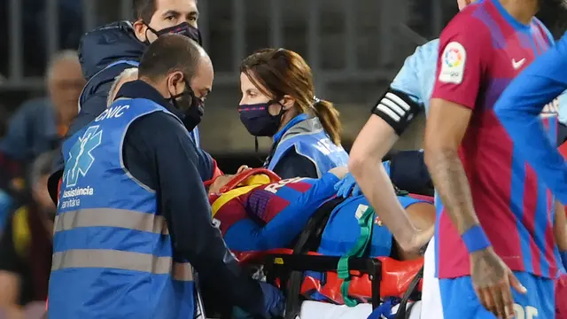 Foto: Momen Pemain Barcelona Panik dan Sedih Saat Ronald Araujo Diangkut Mobil Ambulance