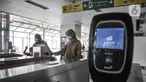Calon penumpang Light Rail Transit (LRT) Jakarta memindai kartu saat memasuki Stasiun Velodrome, Rawamangun, Kamis (24/3/2022). Pemprov mengusulkan kepada DPRD DKI Jakarta terkait penetapan tarif integrasi transportasi Transjakarta, MRT dan LRT Jakarta sebesar Rp 10.000 (merdeka.com/Iqbal S Nugroho)