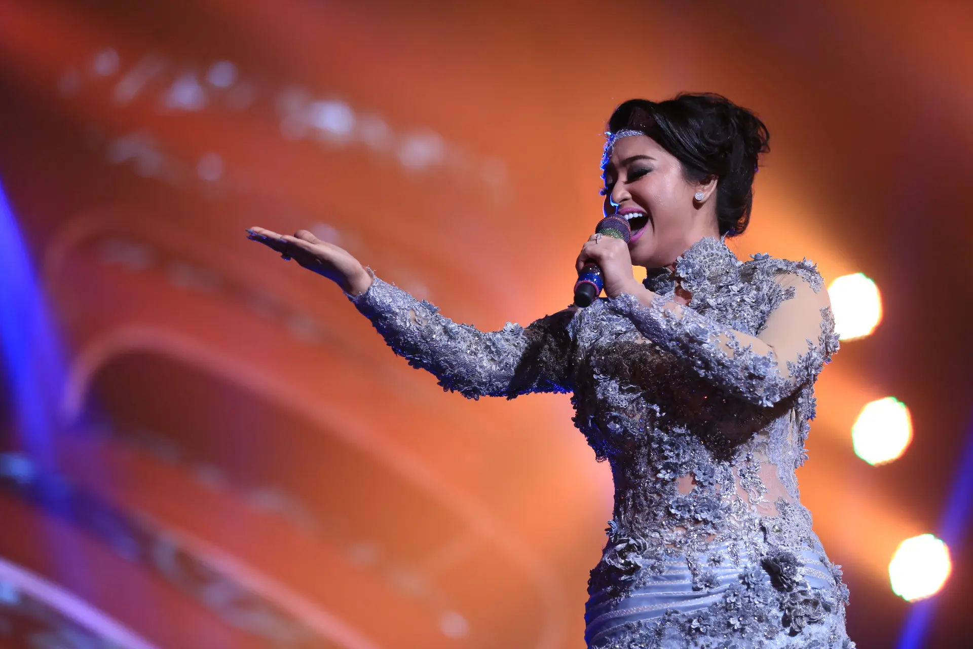 Selain Zaskia Gotik dan Dewi Perssik, HUT Indosiar juga diramaikan oleh penampilan pedangdut Ayu Ting Ting, Jenita Jannet, Cita Citata serta artis jebolan D'Academy dan Bintang Pantura Indosiar. (Adrian Putra/Bintang.com)