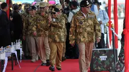 Para Gubernur saat tiba di lokasi upacara pembaretan di Dermaga Ujung, Surabaya, (6/10/14). (Liputan6.com/Johan Tallo)