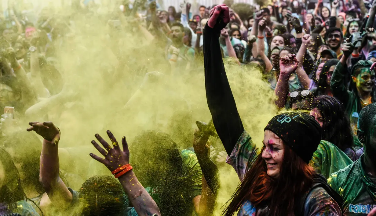 Sejumlah wanita menari saat mengambil bagian dalam Color Sky Festival di distrik Kadikoy, di Istanbul, Turki (6/5). Color Sky Festival merupakan acara amal tahunan yang diadakan di Istanbul. (AFP Photo/Yasin Akgul)