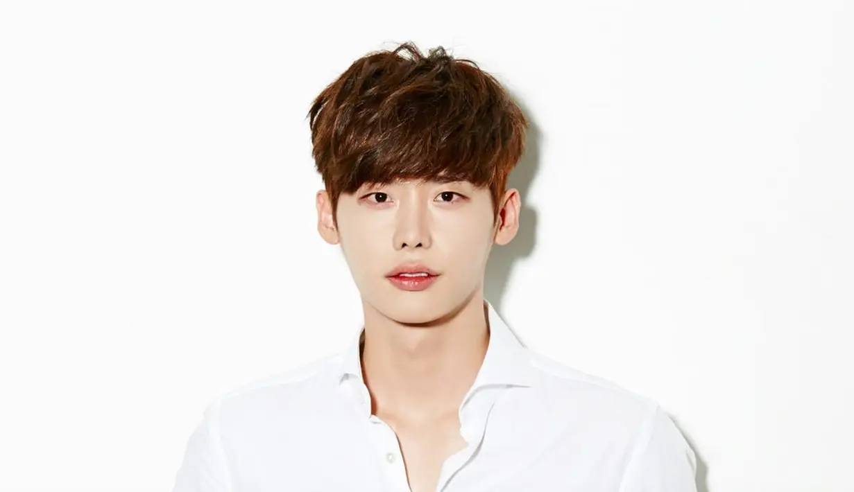 Lee Jong Suk punya fobia dengan keramaian. Ia tidak nyaman saat dirinya menjadi pusat perhatian, wajahnya akan menjadi merah dan jatungnya berdegup kencang. (Foto: soompi.com)