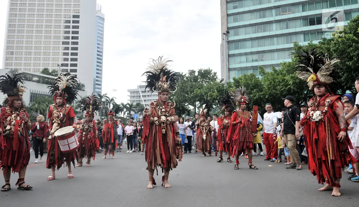 Seniman menampilkan tarian Kabasaran pada kegiatan Car Free Day di kawasan Bundaran HI, Jakarta, Minggu (17/3). Tari tradisional tersebut digelar dalam rangka memperkenalkan budaya Suku Minahasa kepada masyarakat. (merdeka.com/Iqbal S Nugroho)