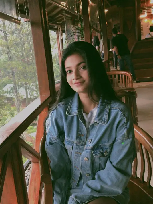 Apalagi dirinya tak memakai makeup tebal serta terkesan natural yang membuat dara kelahiran 2004 itu banyak dipuji penggemar.  (Liputan6.com/IG/@ratusfy_)