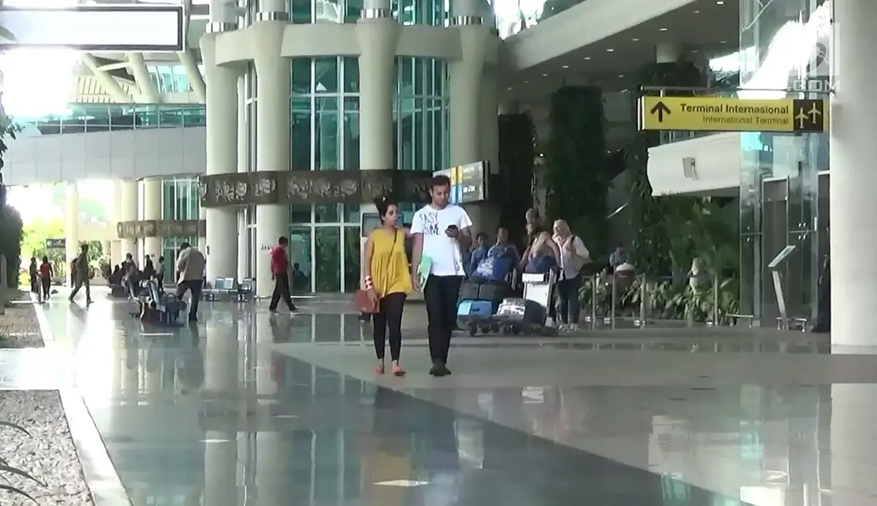 Warga negara asing melintas di Terminal Internasional Bandara Ngurah Rai, Bali, Selasa (28/11). Erupsi Gunung Agung yang masih terjadi menyebabkan Bandara Ngurah Rai ditutup 24 jam ke depan hingga 29 November 2017. (Liputan6.com/Dewi Divianta)