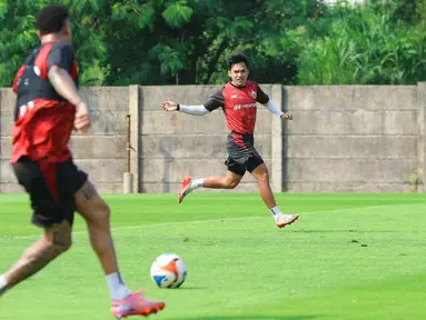 Pemain Persija Jakarta, Witan Sulaeman (kanan) saat mengikuti sesi latihan di Persija Training Ground, Bojongsari, Kota Depok, Jawa Barat, Kamis (7/5/2026). (Bola.com/M Iqbal Ichsan)