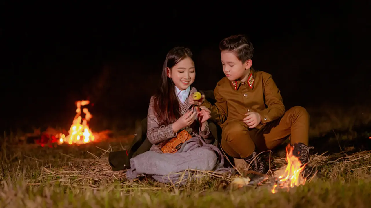 Potret gemas Khanh Linh dan Cao Huu Nhat menirukan adegan dari ‘Crash Landing On You’