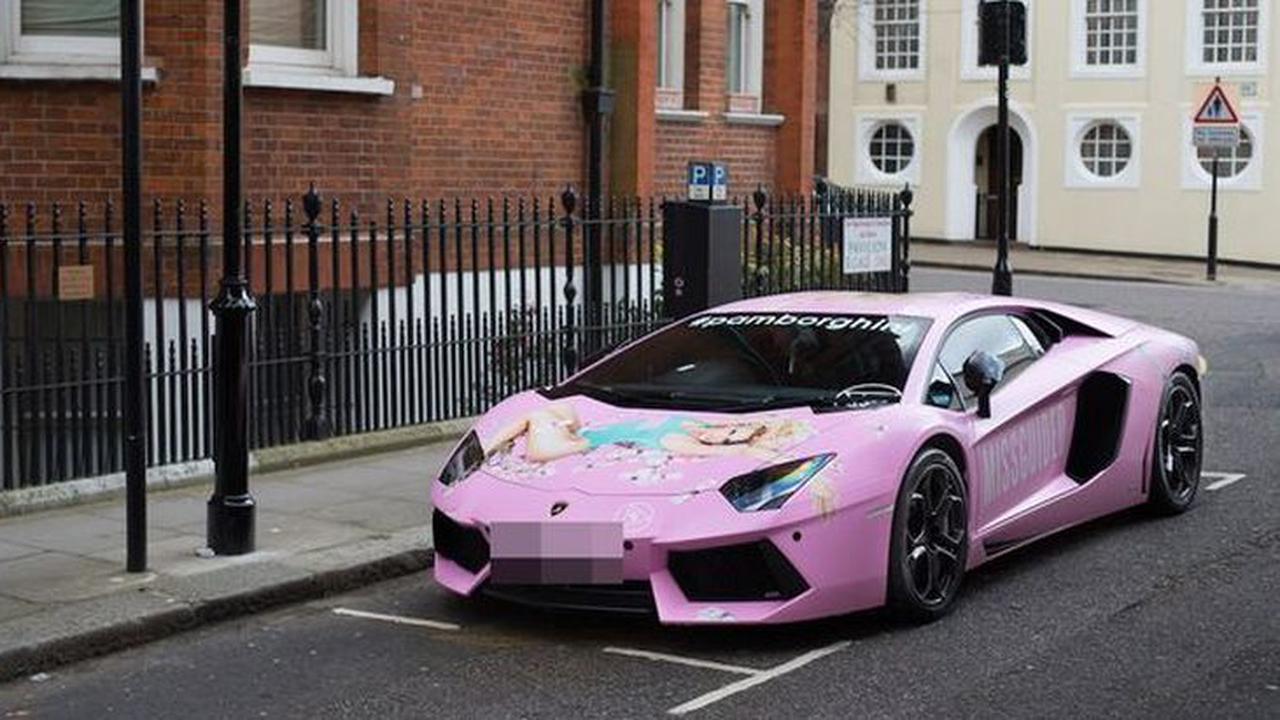 Bikin Gempar, Pamela Anderson 'Rebahan' Di Kap Lamborghini