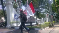 Selama perjalanan relawan Jokowi, Giman, istirahat di pos polisi dan pinggir jalan. 