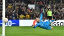 Penjaga gawang MU, David De Gea berusaha menghalau bola tendangan dari pemain Barcelona dalam pertandingan leg pertama play-off babak gugur Liga Europa 2022/2023 yang berlangsung di Camp Nou, Jumat (17/2/2023). (AFP/Pau Barrena)