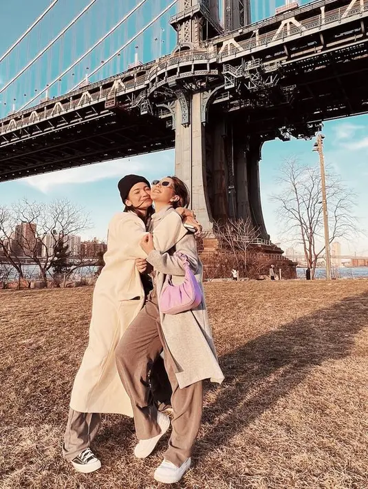 Jessica Mila dan Enzy Storia saat liburan bareng di New York City serasi dengan long coat cokelat. [Foto: Instagram @enzystoria]