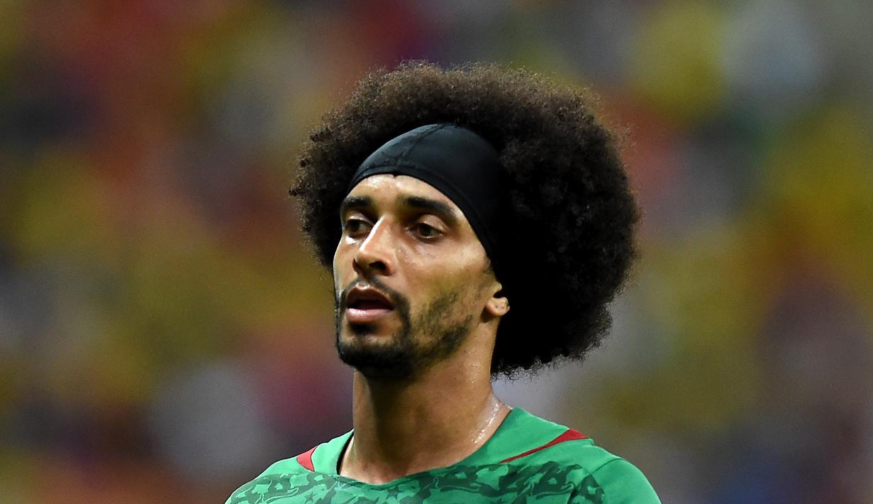5. Benoit Assou-Ekotto - Mantan pemain Tottenham Hotspur tersebut secara jujur mengakui berkarier di sepak bola hanyalah mencari uang. Ia menuturkan sepak bola sekarang lebih baik dijadikan pekerjaan karena hanya bertahan 10 tahun. (AFP/Javier Soriano)