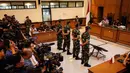 Empat personel Tentara Nasional Indonesia (TNI) yang dituduh menyiram air keras ke seorang aktivis Hak Asasi Manusia (HAM) saat menghadiri sidang pembacaan putusan di Pengadilan Militer II-08, Jakarta pada Rabu 10 Juni 2026. (Yasuyoshi Chiba/AFP)