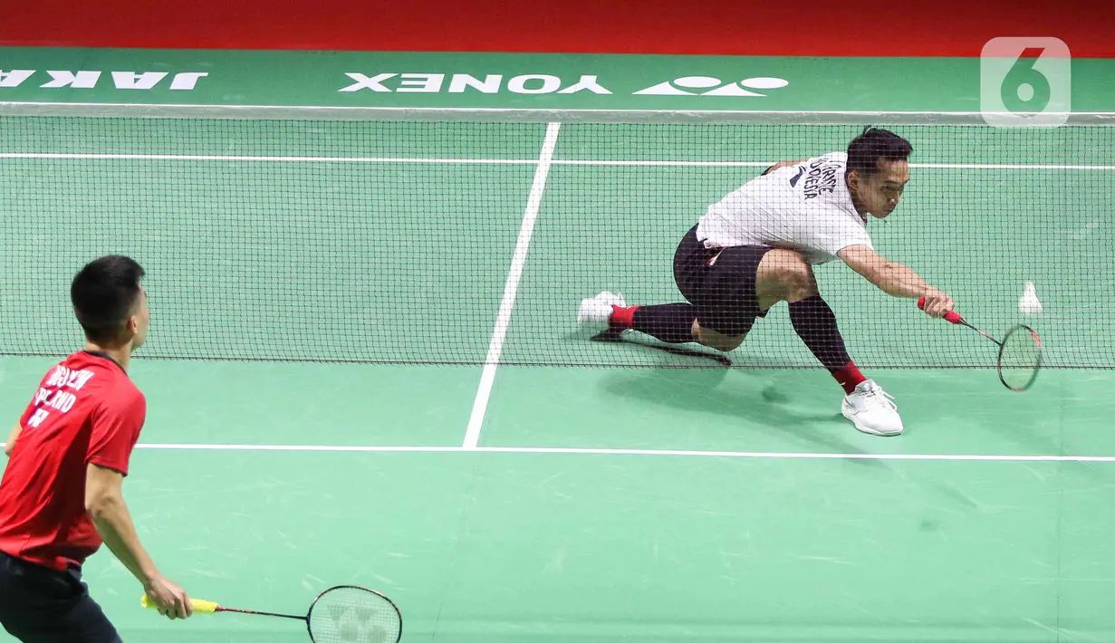 Pebulu tangkis tunggal putra Indonesia Jonatan Christie mengembalikan kok ke arah wakil Irlandia Nhat Nguyen pada babak 32 besar Indonesia Masters 2023 di Istora Senayan, Jakarta, Rabu (25/1/2023). Jonatan Christie harus bermain tiga game, 21-23, 21-11, dan 21-6, sebelum resmi mengamankan tiket ke babak 16 besar. (Liputan6.com/Herman Zakharia)