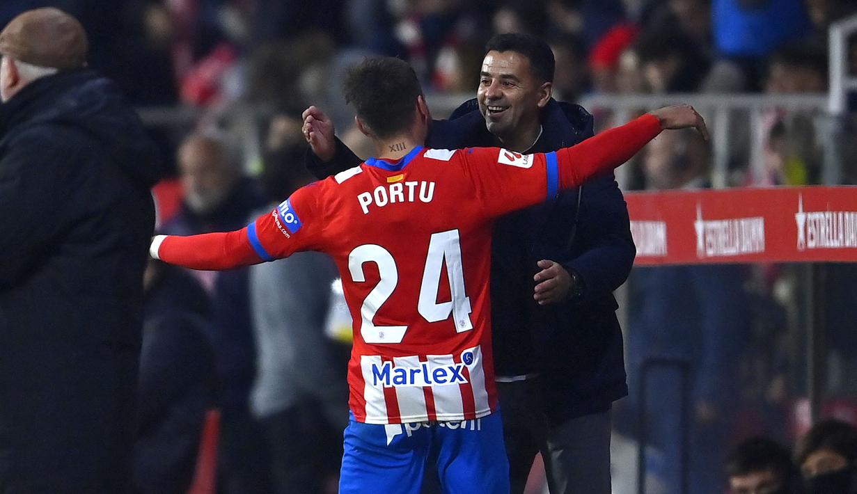 Selebrasi striker Girona, Cristian Portugues bersama sang pelatih, Michel setelah mencetak gol kedua ke gawang Alaves pada laga pekan ke-17 Liga Spanyol 2023/2024 di Montilivi Stadium, Girona, Selasa (19/12/2023) dini hari WIB. (AFP/Pau Barrena)