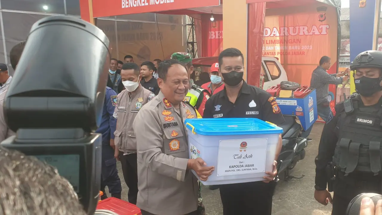 Kapolda Jabar Irjen. Pol Suntana memberikan bingkisan kepada perwakilan petugas gabungan dalam pengamanan natal dan tahun baru di Pospam Terpadu Limbangan Garut. (Liputan6.com/Jayadi Supriadin)