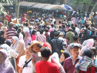 Puluhan ribu pengunjung memadati Taman Margasatwa Ragunan, Jakarta, Kamis (7/7). Sampai pukul 15.00 WIB, jumlah pengunjung Ragunan pada hari kedua Lebaran ini sekitar 104.000 orang. (Liputan6.com/Immanuel Antonius)