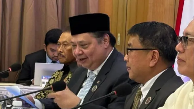 Menko Bidang Perekonomian Airlangga Hartarto bersama Menteri Perdagangan dan Industri Filipina Hon. Maria Cristina A. Roque menyaksikan langsung penandatanganan MoU APNI dan PNIA. (Foto: ekon.go.id)