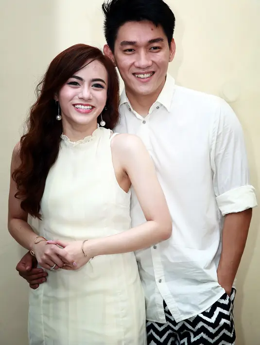 "Aku lihat ke depan, kalau lihat ke belakang itu ambil hikmahnya aja," kata Dylan. "Dylan-nya juga muda banget, beda 10 tahun tapi dia bisa imbangi aku dalam hal apapun," sambung Ifan. (Deki Prayoga/Bintang.com)