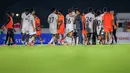 Pemain dan pelatih Timnas Indonesia U-22 bersalaman dengan pemain India setelah laga uji coba melawan di Stadion Madya, Senayan, Jakarta, Minggu (13/10/2025). (Bola.com/Bagaskara Lazuardi)