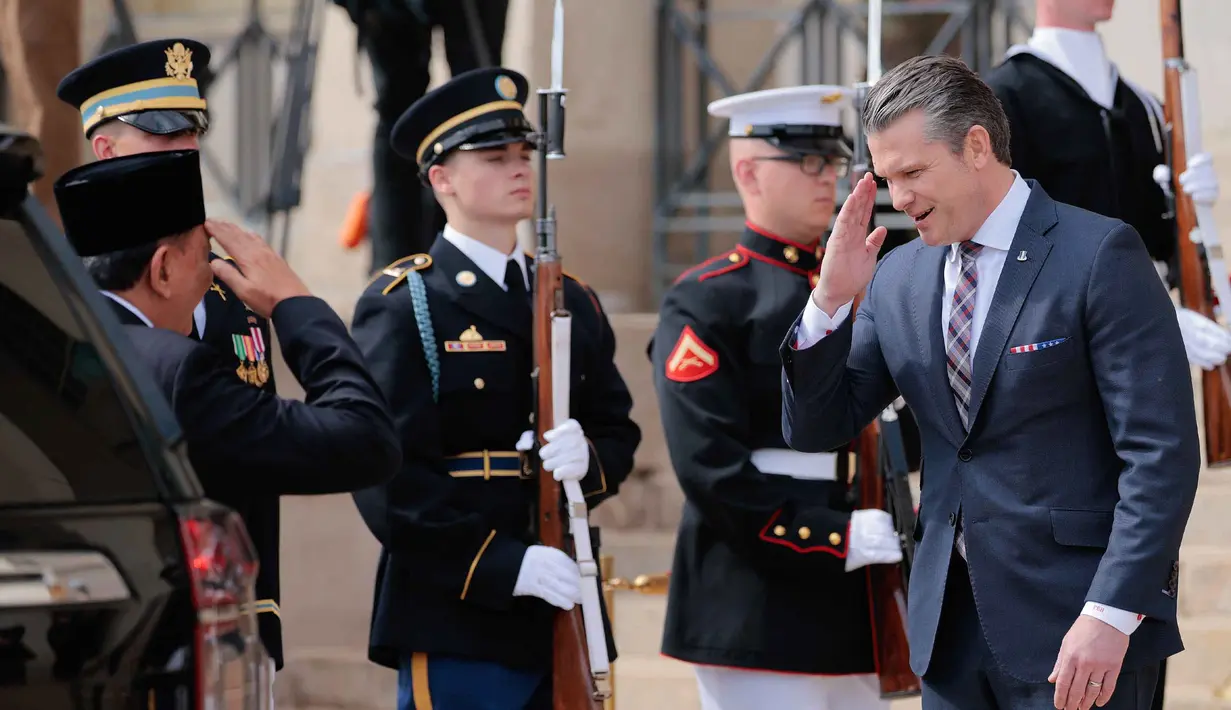 Bertempat di di Pentagon, Arlington, Virginia, pada 13 April 2026, keduanya mengumumkan Kemitraan Kerja Sama Pertahanan Utama (Major Defense Cooperation Partnership) antara Indonesia-Amerika Serikat. Tampak dalam foto, Menteri Urusan Perang Amerika Serikat, Pete Hegseth (kanan) menyambut kedatangan Menteri Pertahanan Republik Indonesia, Sjafrie Sjamsoeddin, sesaat sebelum upacara penghormatan di Pentagon, Arlington, Virginia, pada 13 April 2026. (Chip Somodevilla/Getty Images North America/Getty Images via AFP)