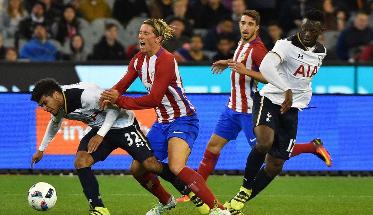 Pemain Atletico Madrid, Fernando Torres, berusaha menghentikan pergerakan pemain Tottenham Hotspur, DeAndre Yedlin, pada laga International Champions Cup 2016 di Melbourne, Australia, (29/7/2016). (AFP/PaulCrock)