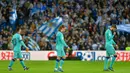 Para pemain Barcelona tampak kecewa usai ditahan imbang Real Sociedad pada laga La Liga di Stadion Anoeta, San Sebastian, Sabtu (14/12). Kedua klub bermain imbang 2-2. (AFP/Ander Gillenea)