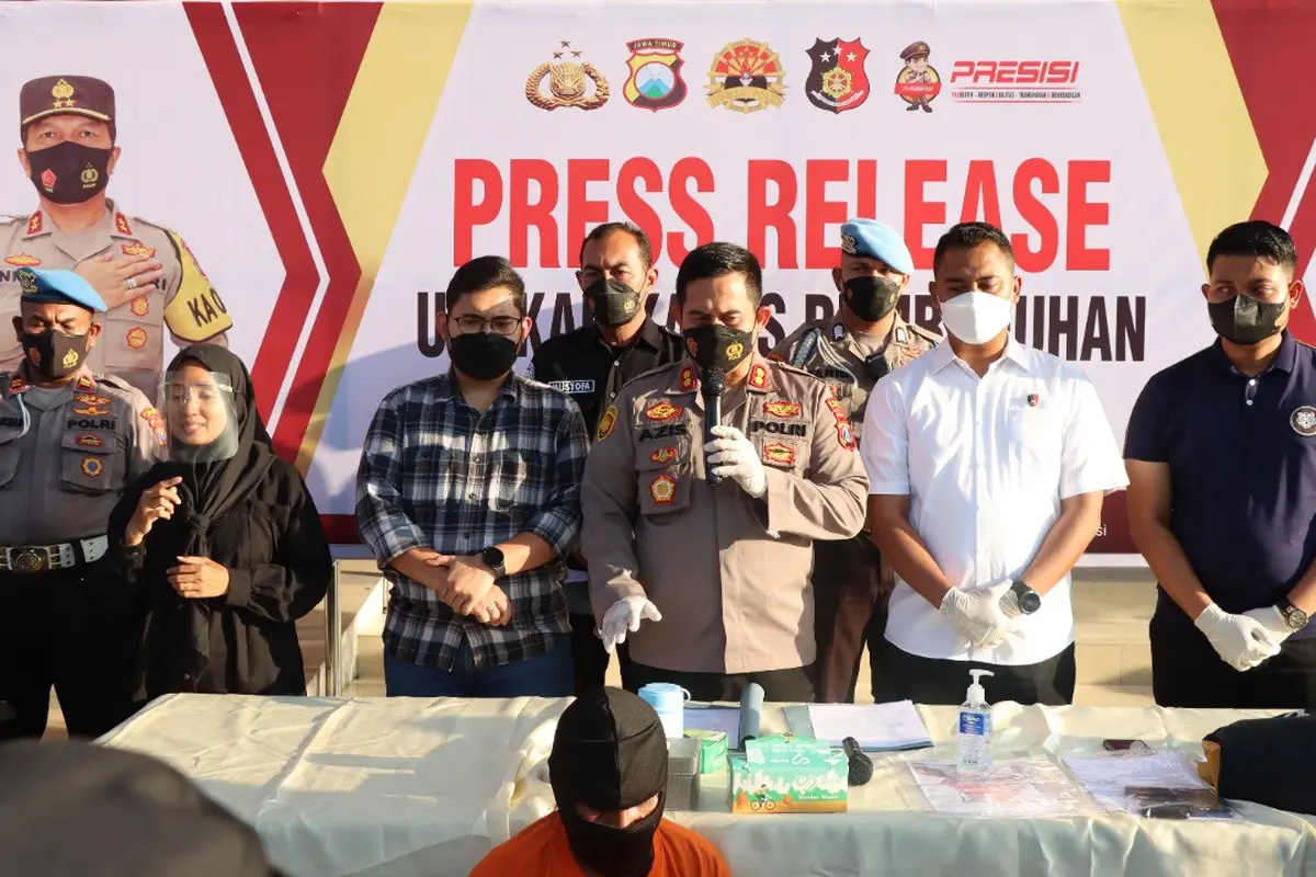 Polisi menangkap pembunuh perempuan dalam tas di Gresik. Pelaku adalah suami siri korban. (Dian Kurniawan/Liputan6.com)