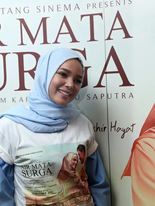 'Liriknya sangat puitis. Sangat indah. Lagunya bikin saya merinding. Ketika saya mendapatkan demo lagunya, saya langsung speechless,' tuturnya. (Andy Masela/Bintang.com)