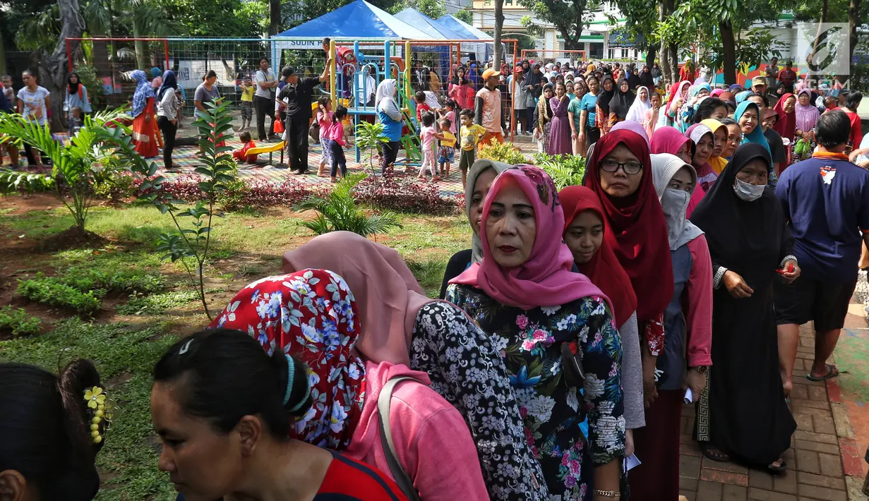 Antrean sejumlah warga untuk membeli sembako murah di RPTRA Alur Dahlia, Tegal Alur, Jakarta Barat, Selasa (21/5/2019). PT Asabri (Persero) menjual sebanyak 3 ribu sembako seharga Rp 10 ribu kepada masyarakat sekitar. (Liputan6.com/Johan Tallo)