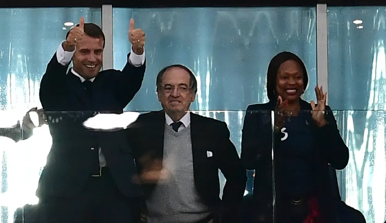 Presiden Prancis, Emmanuel Macron merayakan gol timnas negaranya ke gawang Belgia pada laga semifinal Piala Dunia 2018 di St Petersburg Stadium, Selasa (10/7). Prancis lolos ke partai final setelah mengalahkan Belgia 1-0. (Giuseppe CACACE/AFP)