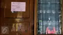 Kertas penyegelan terpasang pada salah satu rumah dinas di asrama Dinas Kebersihan DKI di Lenteng Agung, Jakarta, Jumat (30/9). Provinsi DKI Jakarta melakukan penyegelan terhadap 32 rumah asrama Dinas Kebersihan. (Liputan6.com/Yoppy Renato)