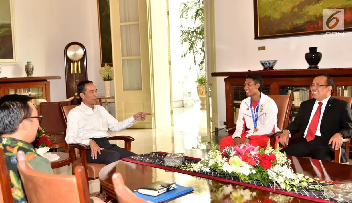 Presiden Joko Widodo atau Jokowi (dua kiri) berbincang dengan sprinter Lalu Muhammad Zohri (dua kanan) di Istana Bogor, Jawa Barat, Rabu (18/7). (Liputan6.com/Pool/Biro Pers Setpres)