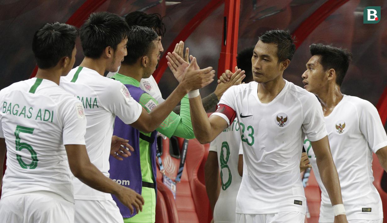 Bek Timnas Indonesia, Hansamu Yama, bersalaman dengan rekan-rekannya usai dikalahkan Singapura pada laga Piala AFF di Stadion Nasional, Singapura, Jumat (9/11). Singapura menang 1-0 atas Indonesia. (Bola.com/M. Iqbal Ichsan)