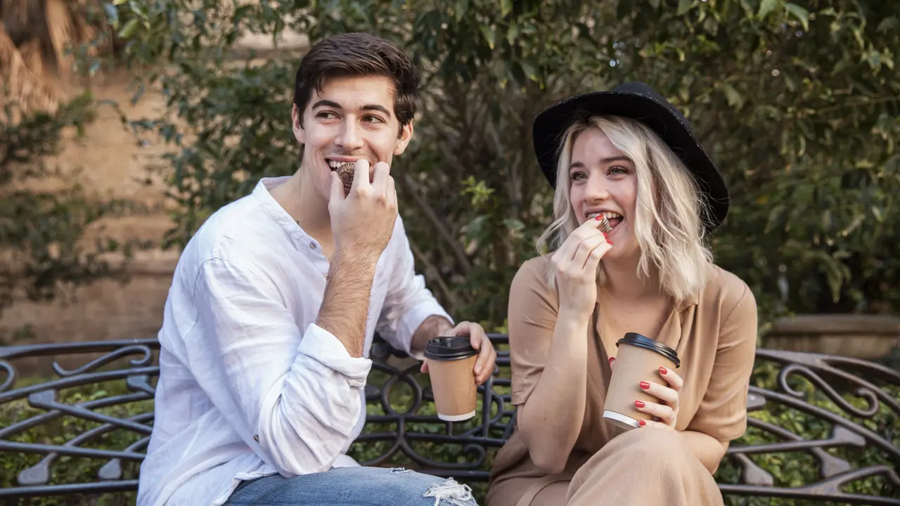 couple oktober tak pamer