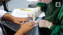 Paramedis Puskesmas Cinere memeriksa kesehatan jari murid kelas III di SDI Al Hidayah, Cinere, depok, Senin (12/9/20222). Selain pemeriksaan gigi, telinga, dan kuku yang dilakukan periodik 6 bulan sekali  juga dilakukan penyuluhan kesehatan dan pemberian obat cacing kepada anak-anak.
(merdeka.com/Arie Basuki)