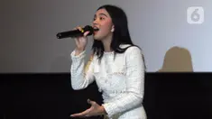 Penyanyi Lyodra Ginting bernyanyi saat konferensi pers peluncuran remake lagu 'Sang Dewi' di kawasan Thamrin, Jakarta, Kamis (11/8/2022). Lyodra Ginting secara resmi meluncurkan remake lagu lawas dan musik video 'Sang Dewi' yang berkolaborasi dengan musikus sekaligus komposer Andi Rianto. (Liputan6.com/Herman Zakharia)