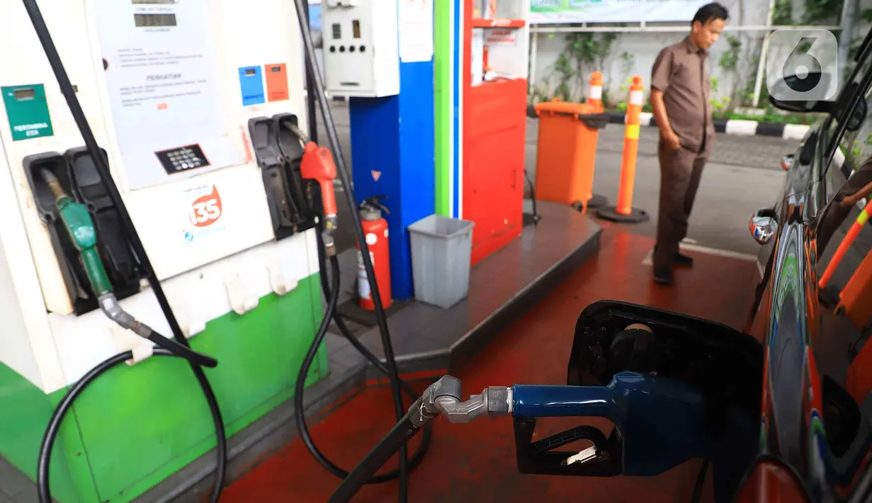 Pemilik kendaraan melakukan pengisian baham bakar minyak (BBM) di SPBU, Jakarta, Rabu (5/2/2020). Pemerintah mencanangkan pembangunan BBM Satu Harga di 83 titik di Indonesia pada tahun 2020. (Liputan6.com/Angga Yuniar)