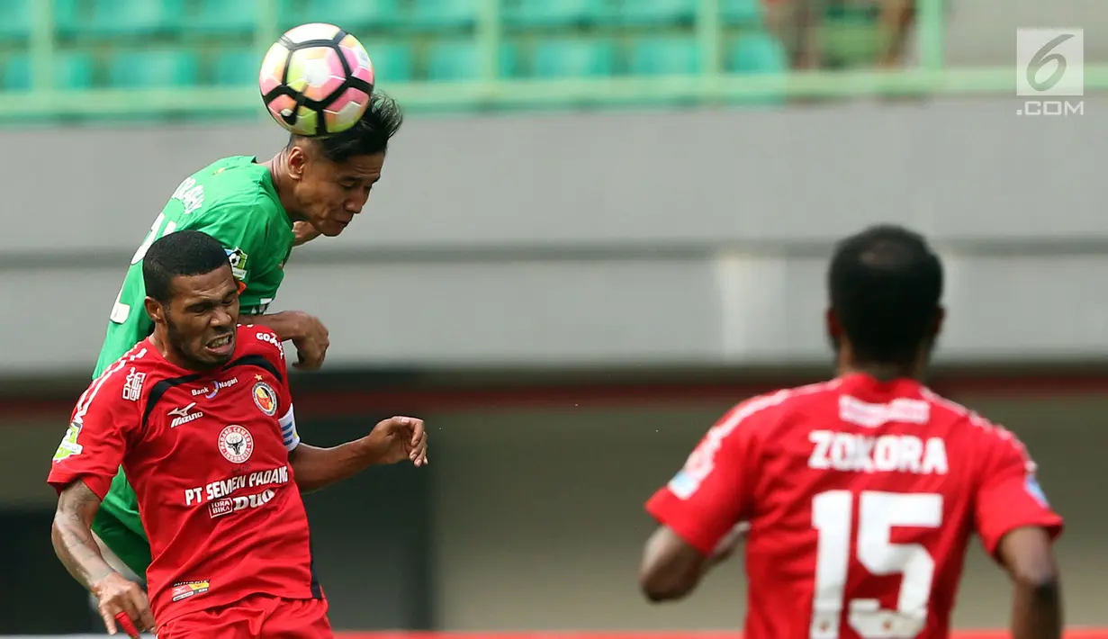 Gelandang Semen Padang, Vendry Mofu (bawah) berebut bola dengan bek Bhayangkara FC, Indra Kahfi di lanjutan Liga 1 Indonesia di Stadion Patriot Candrabhaga, Bekasi, Sabtu (20/5). Bhayangkara FC unggul 1-0. (Liputan6.com/Helmi Fithriansyah)