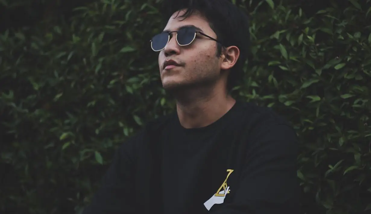 Selain melindungi dari sinar terik matahari, kacamata hitam juga membuat penampilan ayah satu anak ini semakin modis. Enggak heran, kacamata hitam menjadi fashion item wajib bagi aktor tampan ini. (Liputan6.com/IG/@rizkyalatas)
