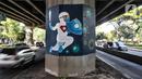Kendaraan melintasi mural bertema protokol kesehatan Covid-19 yang menghiasi tiang pancang jalan tol di Jalan Ahmad Yani, Jakarta, Minggu (13/12/2020). Mural dibuat bertujuan mengajak masyarakat melawan pandemi Covid-19 dengan disiplin mematuhi protokol kesehatan. (merdeka.com/Iqbal S. Nugroho)
