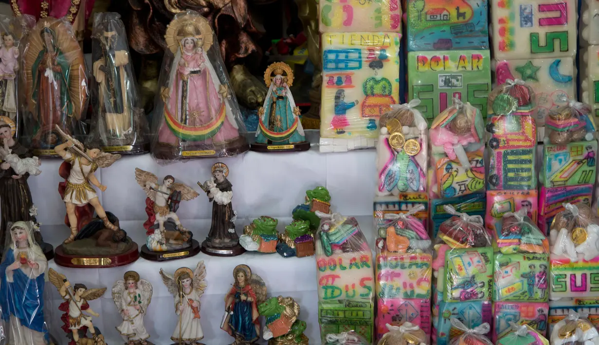 Patung  untuk ritual keagamaan penganut Pachamama yang dijual di Pasar Penyihir, kota tua La Paz, Bolivia, 10 Juli 2018. Pasar bernama Mercado de las Brujas ini menjual barang-barang aneh dan segala sesuatu yang berhubungan dengan sihir. (AP/Juan Karita)