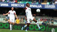 Rafael Leao menguasai bola pada laga Hellas Verona vs AC Milan dalam lanjutan Liga Italia 2025/2026, Minggu (19/4/2026) malam WIB. (Dok. AC Milan)