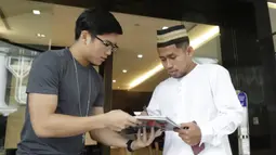 Pemain Indonesia, Andik Vermansah, memberikan tanda tangan kepada fans asal Singapura di Hotel Peninsula, Singapura, Jumat (9/11). Indonesia akan melawan Singapura pada laga Piala AFF 2018. (Bola.com/M. Iqbal Ichsan)