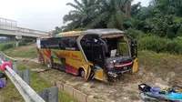 Kondisi bus yang mengalami kecelakaan di Jalan tol Balikpapan-Samarinda, pada Jumat (20/5/2022). (Liputan.com/Istimewa)
